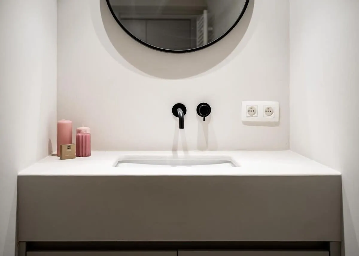 Huswell - Stylishly Renovated Apartment With City View Гент