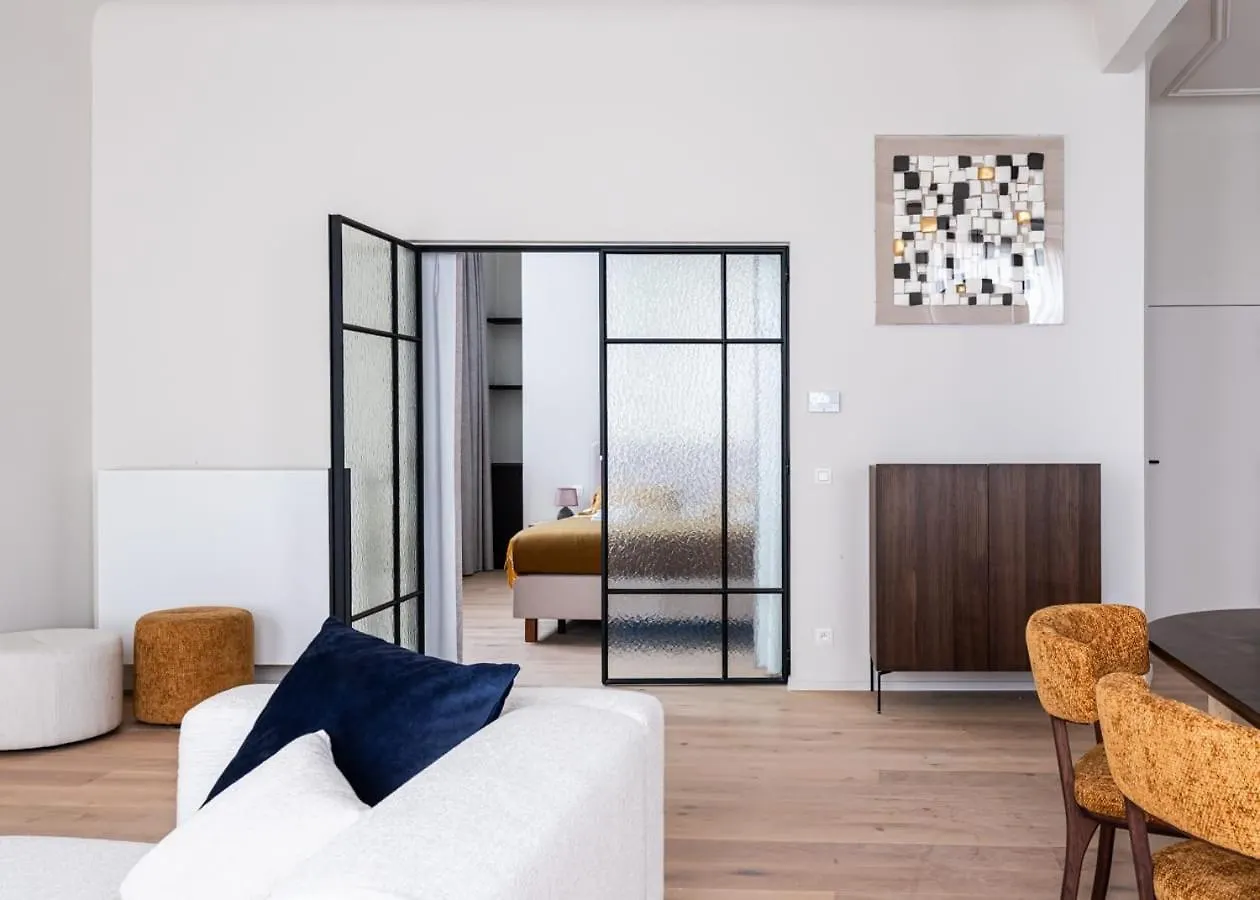Huswell - Stylishly Renovated Apartment With City View Гент